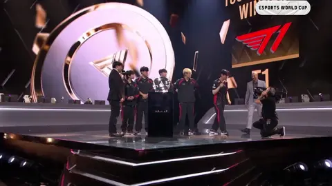 Khoảnh khắc các thành viên T1 ký tên vào máy quay sau khi vô địch LOL EWC2024 #leagueoflegends #riotgames #esportsworldcup