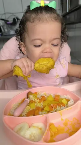 Almoço de domingo pessoal, teve o que Lívia amaaa, coxinha de frango 😋 O vídeo está acelerado!!!! #bebecomendo #introducaoalimentar #bebestiktoks 