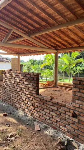 Casa de campo feita de toras de eucalipto #construcao #tijolodebarro #rustico 