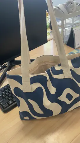 Tote bag motif gemesh dari sedia.in cuma 40ribuan aja‼️♥️💝 #totebagaesthetic #totebagmurah 