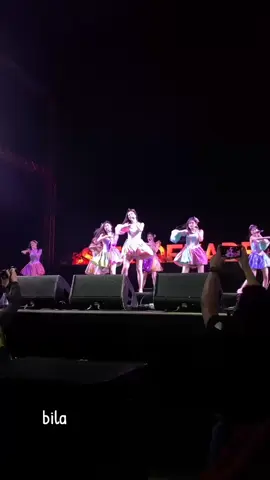 musim panas yang kacau #muthejkt48 #jessijkt48 #indahjkt48 #zeejkt48🦖 #freyajkt48 #kathrinajkt48 #jkt48newera #jkt48 #prambananjazz @JKT48 