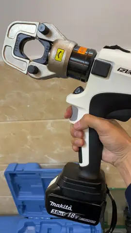 Thiết bị bấm cos dùng pin Makita với công suất cao và nhỏ gọn giúp dễ dàng mang đi mọi nơi #makita #kimbamcosthuyluc #thietbicamtay #congtydbkvietnam