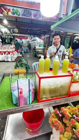 $1.25 sugarcane in Malaysia 🇲🇾 #malaysia #kualalumpur #streetfood #foodreview #sugarcane