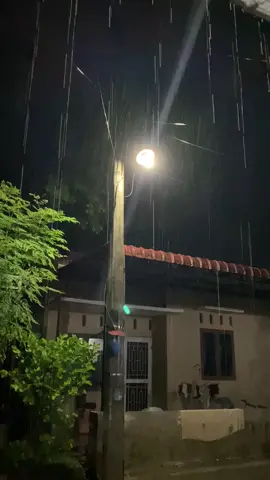 lampu tiang listrik kalo hujan sebagus itu kah?#fyp#sadsong#xyzbca#foryou#hujan#sadvibes 