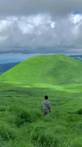 Just me and the wind, vibing in this sea of green.🍃🏔️