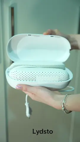 Uzun yürüyüşlerin ardından ayakkabılarınızın nefes alması gerekiyor. Sterilizasyon ve koku giderme ile kötü kokulara elveda! Taşınabilir konforu ve şık tasarımıyla Lydsto ayakkabı kurutucusu yanınızda. ##Lydsto##AyakkabıKurutucu##Sterilizasyon##KokuGiderme##TaşınabilirKonfor