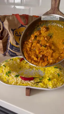 (اعلان) دجاج بالكاري 😋🔥 ٠ استخدمت في الوصفة رز العائلة رز بسمتي عنبر حبة طويلة نثري ونكهته لذيذة وخفيف على المعدة 😋♥️ الطريقة:  صدور دجاج مقطعة مكعبات متوسطة نتبلها  بملح وفلفل اسود وبابريكا وكاري وكركم وبهارات دجاج  ٠ نحمس الدجاج لين يتحمر ونشيله من المقلاه  ونضيف قطعة زبدة ونحمس البصل مع اوراق الكاري  بعدين نضيف ثوم وزنجبيل ومعجون طماطم  وملح وفلفل اسود وبابريكا وكاري وكركم وبهارات دجاج ونحمس  ٠ بعدين نضيف كوب مرق الدجاج او مكعب مرق و نص كوب حليب جوز الهند ونص كوب كريمة طبخ وبعد مايغلي الصوص ويثقل شوي نضيف الدجاج  ومكعبات البطاطس المقلية ونخليه يغلي مع الصوص لمدة ٥د  ٠ طريقة الرز : نغسل رز العائلة وننقعه ١٠د نحمس البهارات الصحيحة مع اوراق الكاري بالزبدة  بعدين نضيف الرز والملح والفلفل والمويه وعلى نار عالية لين تنشف موية الرز بعدين نضيف  الزعفران ونغطي القدر وعلى نار هادية ٢٥د ٠ #كاري_دجاج #دجاج_بالكاري #دجاج_بالكريمة #رز_بالزعفران #رز_العائلة #ابراهيم_الخضير #اعلان 