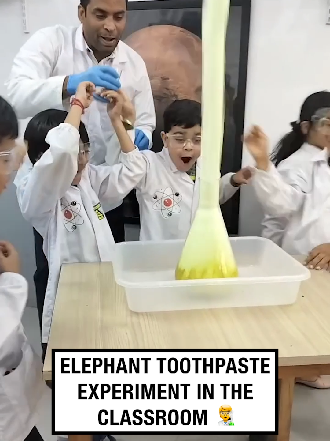 The kids will always remember this experiment! 🤩🧑‍🔬 🎥 sarveshtripathimaxscience #UNILAD #Science #scienceexperiments #class #teachers #reaction #elephanttoothpaste