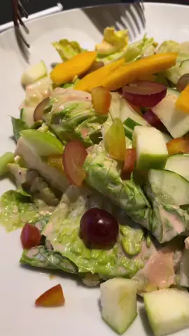 Farmers Fruit Salad with Romaine lettuce tomatoes cucumber with slices of mangoes grapes and green apple #atengeats #dinner #lunch #freshsalads 