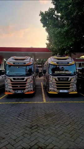 Dikala senja😊 #aziztrans #hartonoputrakaroseri #isuzu #elf #elfgiga #pesonaelf #elfmania #pesonaelfkotatape #fyp #fypシ゚viral 