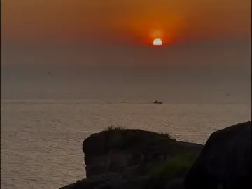 buồn thì kể anh nghe sao phải khóc..