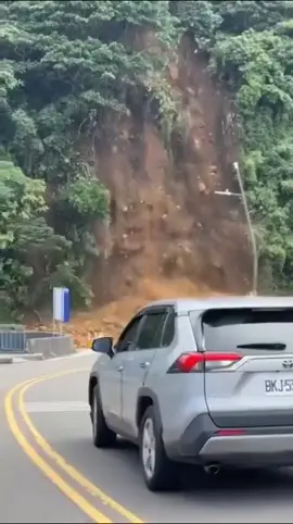 #fenomenaalam #longsor #bahaya #hatihatidijalan #bencanaalam 