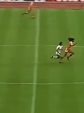 Ruud Gullit the player who could play in any position🤴🏽🇳🇱 #ruudgullit #gullit #milan #acmilan #football #fyp #viral 