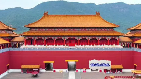 Tử Cấm Thành ở thủ đô Bắc Kinh là quần thể kiến trúc cổ lớn nhất và được bảo tồn tốt nhất ở Trung Quốc. Được xây dựng từ năm 1406 đến năm 1420, Tử Cấm Thành gồm 980 tòa nhà, được cho là có 9.999 phòng và chiếm diện tích 72 ha. #dulichtrungquoc #cảnhđẹp #dulich 