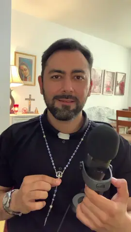 Reel por ig:padremonti  Rosario💛Rosario (camándula), ¿en el cuello? Peregrinando la vida con el #santorosario * Rosary💛Rosary on the neck? Pilgrimage of life with the #holyrosary #54dayrosarynovena #rosarynovena #rosary #rosario #santorosario #rezar #pray #catolico #catholic #catolics #catolicos #oracion #prayer #catolicosdelmundo #catholicsoftheworld #praytherosary #rezarelrosario #rosaryprayer