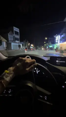 Người từg mặc kệ em vật lộn giữa trời giông bão . Thì một chút mưa phùn cũng khôg đến lượt anh cầm ô tới !!! #nhacbuonn 