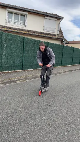 Même la trottinette pour enfants on l’a tort… ,#pourtoi #kukiring2max #wheeling #trottinetteelectrique 