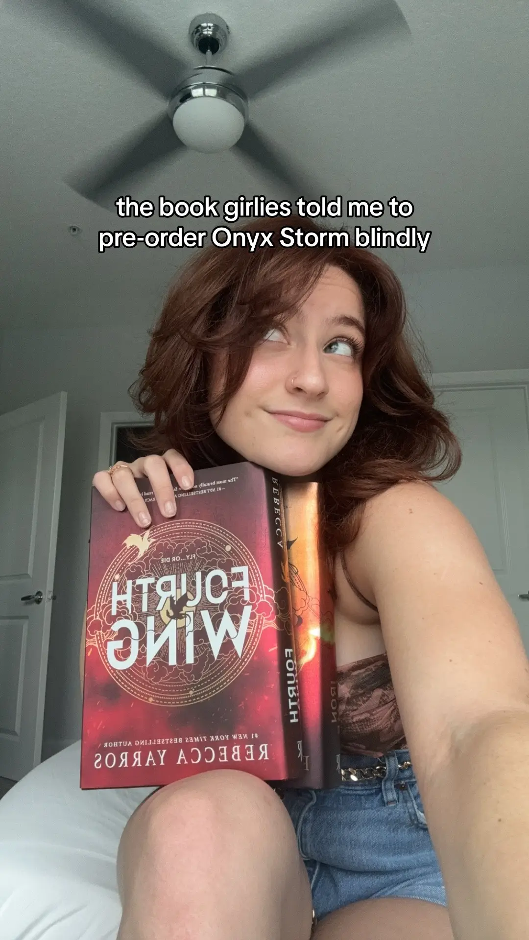 I WANT TO CRY I NEED BACK INTO THIS WORLD IMMEDIATELY!!! #onyxstorm #fourthwing #ironflame #fourthwingrebeccayarros #fourthwingbook #empyreanseries #ironflamebook #rebeccayarros #bookrelease #coverreveal #greenscreen #sprayededges #books #BookTok #bookgirly #bookish #fantasybooktok #fantasybooks 