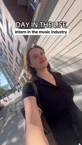 Day in the life: Digital Marketing intern in New York City working in the Music Industry! 🎶 aka the best job ever 🤘🏻 #intern #summerinternship #musicindustry #dayinmylife #dayinthelifevlog #warnermusic #ada #musicindustryjobs 