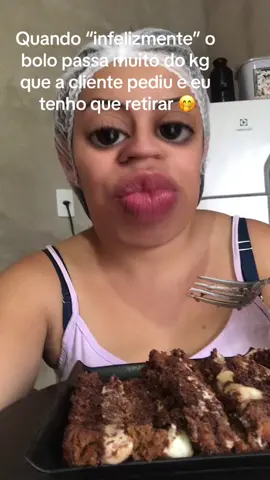 Coisas triste que acontecem comigo sendo confeiteira 🤭  Juro que as vezes eu faco de proposito so pra poder experimentar pra ve se elas vão gostar ne 🫶🏻🥰🤭 #confeiteira #amor #cozinh #bolos #doce 