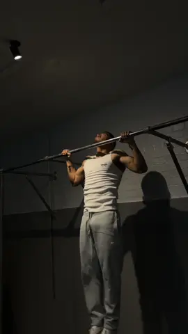 Elite PNP Calisthenics mixed set:  10Pulls - 5Mu - 20Dips - 5Pulls - 5/5/5 isometric hold All without leaving the bar #PNPFITNESS #calisthenics #training #fyp 