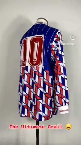 𝐓𝐡𝐞 𝐮𝐥𝐭𝐢𝐦𝐚𝐭𝐞 𝐆𝐫𝐚𝐢𝐥 🤤 This shirt has been on top of the wanted list from the start of RetrOriginalFootball, and I got finally my hands on it! 💥 Look at it... 𝐥𝐨𝐧𝐠𝐬𝐥𝐞𝐞𝐯𝐞𝐝 matchworn & signed 𝐃𝐞𝐧𝐧𝐢𝐬 𝐁𝐞𝐫𝐠𝐤𝐚𝐦𝐩. Does it get any better?  Huge thanks to @matchwornajax for the deal, pleasure to meet you! 🙌 #RetrOriginalFootball #rof #dennisbergkamp #bergkamp #Dennis #matchwornfootballshirt #matchworn #footballshirts #football #ajaxmatchworn   #afcajax #afca 