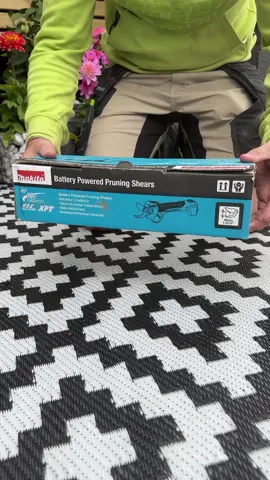 This makes it effortless!  The @makitaukofficial Brushless Pruning shears (DUP180Z) is lightweight, equipped with a torque limiter, electric brake and lock-off function. We use this thing so much on site and it’s worth it. This is an ideal addition to your toolkit. #makitauk #powertools #gardener #creatorsearchinsights 