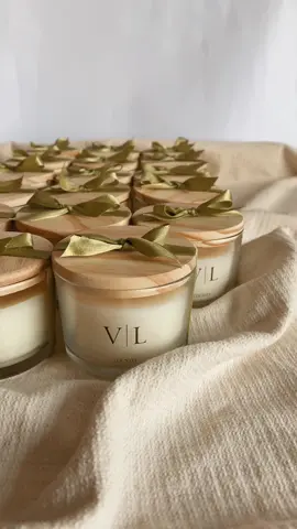 um pouco dessa produção LINDA! __ 🕯️velas no pote de 100ml com tampa de madeira aroma escolhido: bamboo e pra fechar: lacinho nesse verde lindo da paleta do casamento 😮‍💨👌 ___ Tags: #candle #velas #velasaromaticas #casamento #lembrancinhas #lembrancinhaspersonalizadas #candlemaking 