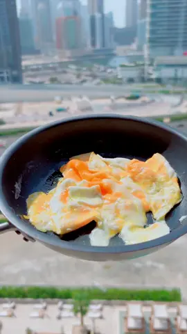 Habibi, come to Dubai. Frying egg in the Sun! #future #Dubai #UAE #emirates #hot #weather #sun #egg #fry #cooking #fyp #fun #viral #funny #foryou #foryoupage
