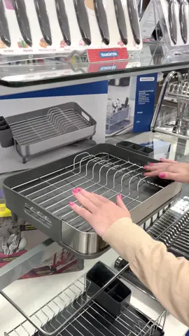 Chega de pia molhada! 💧 O Escorredor de Louças Plurale Tramontina é a solução perfeita para deixar sua cozinha sempre em ordem!  🧼 Com  porta-talheres, alças anatômicas e pés de silicone, é a escolha certa  para sua bancada. Oferta válida para o mês de julho de 2024. #Tramontina #CozinhaOrganizada #Praticidade #DesignInteligente #EscorredorTramontina