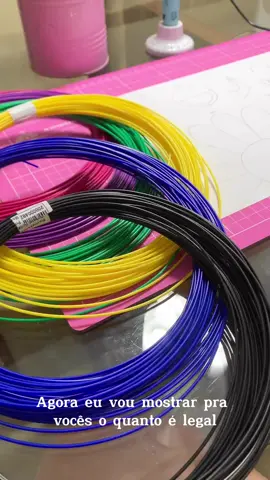 Caneta de Impressão em 3D - Já está disponível no site 1001coisasonline.com - R$ 114,90  Esta caneta usa filamento de plástico em ABS ou PLA no lugar da tinta, ela funciona basicamente igual uma impressora 3D. O plástico é fundido a uma temperatura elevada para criar os objetos em 3 dimensões. Crie objetos de decoração, protótipos, brinquedos, desenhos, entre várias outras coisas em várias cores. A caneta é leve e possui um design super ergonômico que vai auxiliar no manuseio, também conta com um controlador de velocidade que a torna uma das canetas de mais fácil manuseio do mercado. Características: A caneta tem um bico de 0.7mm e usa o filamento de 1,75mm. Velocidade de saída de filamento ajustável Grande durabilidade Design ergonômico Facil troca de filamento Painel LED de temperatura com luz auxiliar que mostra quando a caneta está pronta para o uso. Especificação técnica: Entrada AC 110 V-220 V Saída: DC 5 V 2A Diâmetro do Bico: 0.7 mm Materiais de saída tipo : Modelamento por depósito de fusão Método de moldagem: Moldagem 3D Área de Impressão: ilimitado Polvilhe velocidade: Ajustável Temperatura de aquecimento: 160 A 230 Graus Celsius (Ajustável) Material: Tampa da caixa de plástico Dimensões: 187*44*30 mm Peso: 325g O que está incluso: 1 X Caneta de Impressão 3D 3 X Filamento Teste 1.75MM (Cores Sortidas) Aprox. 3 metros cada. 1 X Manual do Usuário 1X Cabo USB ATENÇÃO: A caneta 3D é alimentada por USB e pode ser carregada por energia móvel, computadores e laptops, tornando-a mais conveniente para você desenhar em ambientes internos e externos. (Certifique-se de que a corrente seja 5V/2A, menor que isso não vai funcionar). . #novidade #brinquedos #artesanatos #1001coisas