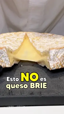❌ Esto NO ES queso BRIE ❌ 🇬🇧 Ni tampoco un camembert, aunque es muy parecido, porque se elabora como un Brie-de-Meaux, hay una gran diferencia: es un queso INGLÉS 🐮 En la costa este, a pocos Km de Norwich, la Fen Farm Dairy, con su propio ganado y pastos produce esta rareza mundial 🥛 Con leche cruda que, en muy pocos minutos, pasa de la vaca a la zona de elaboración, donde se añaden los cuajos 👴🏻 Se dejan madurar alrededor de 8 semanas en una especie de cuevas, que les confieren su característico aspecto externo enmohecido 👅 El sabor de su corteza recuerda a setas y frutos secos, mientras que su fluido interior es muy delicado, con notas a heno e incluso a cítricos 🖐🏻 Prácticamente todo el proceso es manual y desde la quesería se insiste en continuar siempre así. Según ellos, nada puede igualar el resultado final si se hace de forma artesana 🎞️ Tienes más datos e incluso su nombre, en el mismo minivideo, quédate hasta el final y... ¡viva el queso! #bravasbarcelona . . . . . #quesobrie #britishcheese #baronbigod #quesosartesanales #quesosartesanos #formatgeria #englishcheese #quesooaxaca #quesosfranceses #quesosdelmundo #quesosespañoles #tabladequesos #formatge #quesogouda #quesos