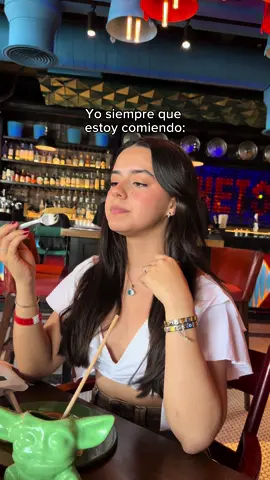 Siempre que estoy comiendo hago esto🤣 #humortiktok #humor #comedia 