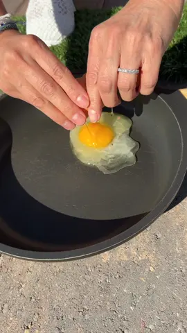 Frying Eggs on the Sidewalk in Las Vegas Heat ☀️🍳 #heatwave #hotweather #sun #cooking