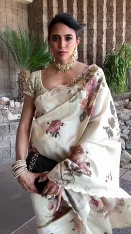 Obsessed with this simple vintage style sari #indianweddingoutfits #indianweddingguestoutfit #desiwear 
