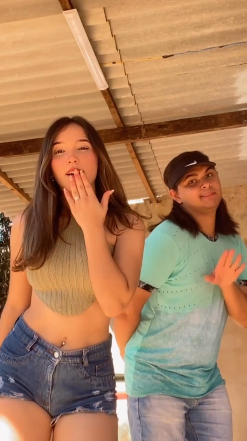 baixinhooo 🤫🤏 . DC: @anamoraes01__  @Glendinha 💜  . #viral #dancinha #tiktok #fyp 
