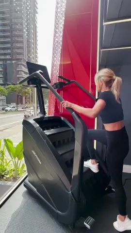La escalera PowerMill de Life Fitness se destaca por ofrecer:​ ☑ Comodidad inigualable: Una gran superficie en cada peldaño, garantizando estabilidad y seguridad durante el entrenamiento y satisfaciendo las necesidades de los usuarios.​ ☑ Desafío para todos los niveles: Con 26 niveles de velocidad, ofrece desde caminatas suaves hasta escaladas intensas. Ideal para principiantes, atletas experimentados o aquellos que buscan superar sus límites.​ ☑ Opciones de panel: Elige entre el panel SE4, con pantalla vívida y experiencia inmersiva, o el panel SL, práctico y fácil de usar.​ ​ #LifeFitness 