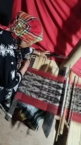 It was so fascinating to watch the weaving process of the T'nalak, the sacred cloth woven by the T'boli people.  According to Charli Dulay, the grandson of Manlilikha ng Bayan Lang Dulay, the weaving part takes around 25 days, but the entire T'nalak making process can take 4 to 6 months. They harvest the abaca plants, extract the fiber, dry them out, dye the fiber with natural dyes, carefully weave the cloth with the patterns, and burnish the fabric. From here, we can see how the T'nalak is created from the hardwork and creativity of the T'boli people. It was such an honor to witness even just one step in the whole intricate process. Truly, this is something we can be proud of as Filipinos. ❤️ (The bg music is from one of the performances from the Lake Sebu School of Living Traditions.)  #tbolisouthcotabato #southcotabato #tnalak #weaving #philippines #travel #lakesebu 