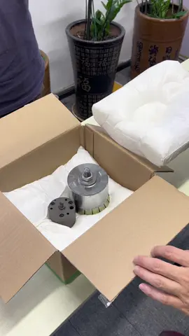 Metal parts on site to send packaging hand beat foam bag operation method