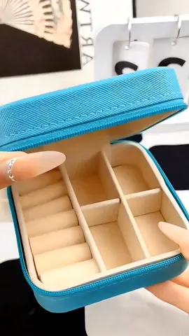Cara agar perhiasan mas bunda terlindungi tetap aman, awet dan gak pudar, ya simpan di box ini aja. #kotakperhiasan #kotakperhiasanmurah #kotakperhiasanmini #boxperhiasan 