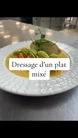 Aujourd’hui au menu, cuisse de poulet grillé accompagné de petits pois/carottes en texture mixé #cuisine #cook #cooking #poulet #chiken 