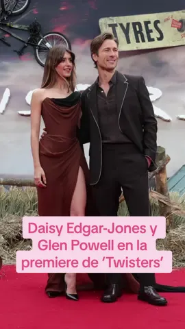 #daisyedgarjones y #glenpowell coprotagonizan #Twisters. Ayer, en la premiere de Londres, posaron así de elegantes: ELLA con vestido de @Vivienne Westwood y ÉL con traje de @Gucci. ¿Te gusta esta nueva pareja cinematográfica? #look #moda #fashion #fashiontiktok #viviennewestwood #gucci #redcarpet #premiere #twistersmovie 