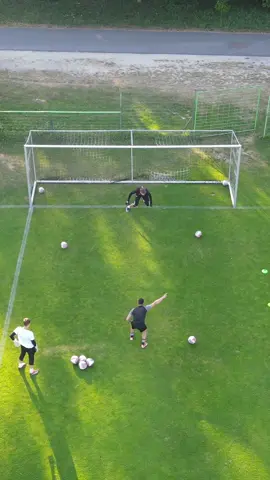 Reactions✔️ Agility✔️ Speed✔️ #goalkeepers #goalies #keepers #portero #goleiro #gardiendebut #arquero #torwart #portieri #goalkeepertraining #torwarttraining #entrainementgardien #allenamentoportieri #reactions #coordination #viral #popular 