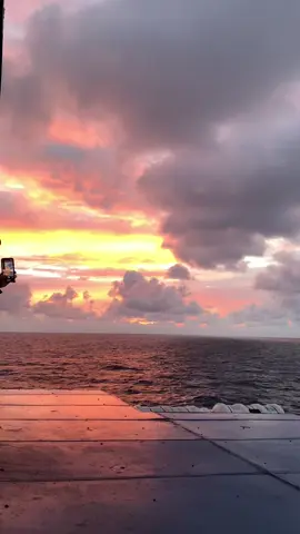 الشيءالمطاردسوف يهرب حما، لكن الشيءالذي يدعى إليه سياءتي من تلقاءنفسه ان شاءالله Sesuatu yang di kejar pasti akan lari,tapi sesuatu yang di do’akan insyallah akan datang dengan sendirinya… #arabicsong #quotesislami #syairarab #syairansantri 