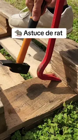 Upcycle des vieilles plattes pour bricoler de la déco pas cher pour ton interieur. #CapCut #bricolage #astucedeco  #decoration #woodworking 