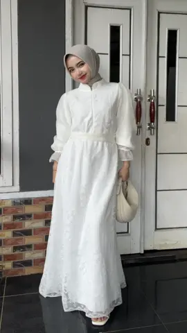 🤍🦢 #dreskondangan #dressbrukat #dressputih #outfitkondangan #outfitlebaran #outfitdress #gamisbrokat #gamisputih 