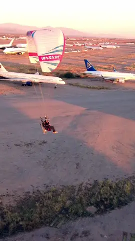 @mattayspice flying with the wasabi above the planes!  #itvwings #paramotor #paraglider #sunsetlover #travel 