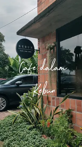 Kebun Cafe di Hulu Yam, Batang Kali, Selangor ni ada banyak option kek yang menarik dan cantik-cantik. Interior dalaman cafe ni pun sangat sesuai bagi sesiapa yang suka OOTD. #kebuncafe #kebuncafeuluyam #huluyam #uluyam #cafecantik #cafeselangor #cafehealing 