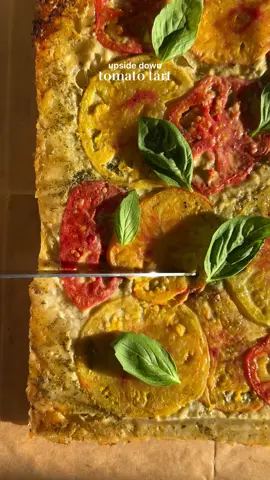 UPSIDE DOWN TOMATO TART🍅 For the full recipe head to itsvegansis.com - link in bio! Remember the upside down pastry trend that went viral a while ago? Well, this is my take on the trend!  Juicy heirloom tomatoes, pesto and vegan feta- tell me this doesn’t sound like an absolute summer dream🌞 Can’t wait for you all to try it❤️ . . . #upsidedown #tomato #Summer #summerfood #Recipe #foodtiktok #FoodTok #europeansummer 