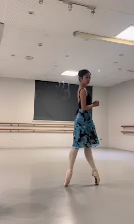 late night solo seal practice while shoulder injury is doing its thing #fypp #fyp #ballet #injuryrecovery #dance